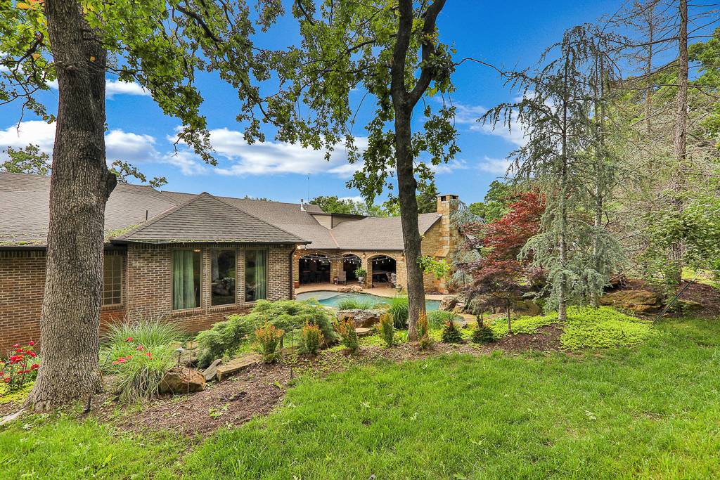 acorn-back-master-to-pool-after