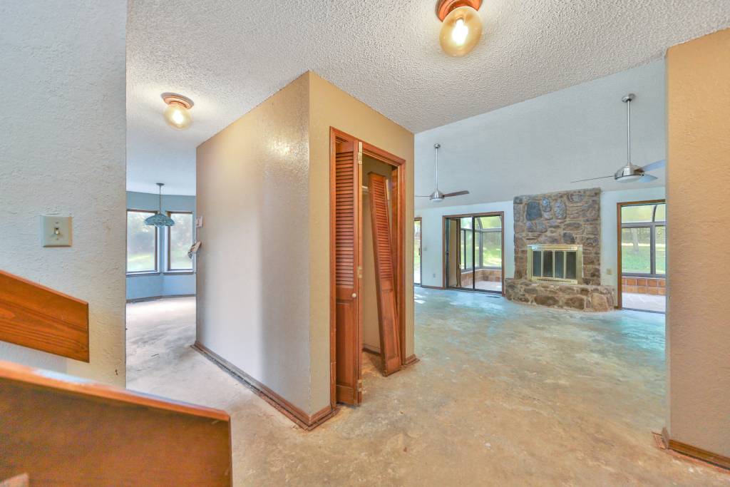 laura-stairs-to-dining-1