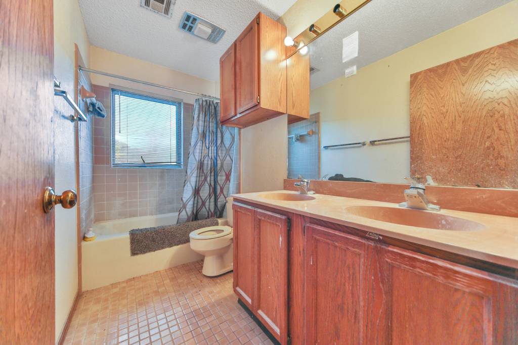 laura-upstairs-bath-1