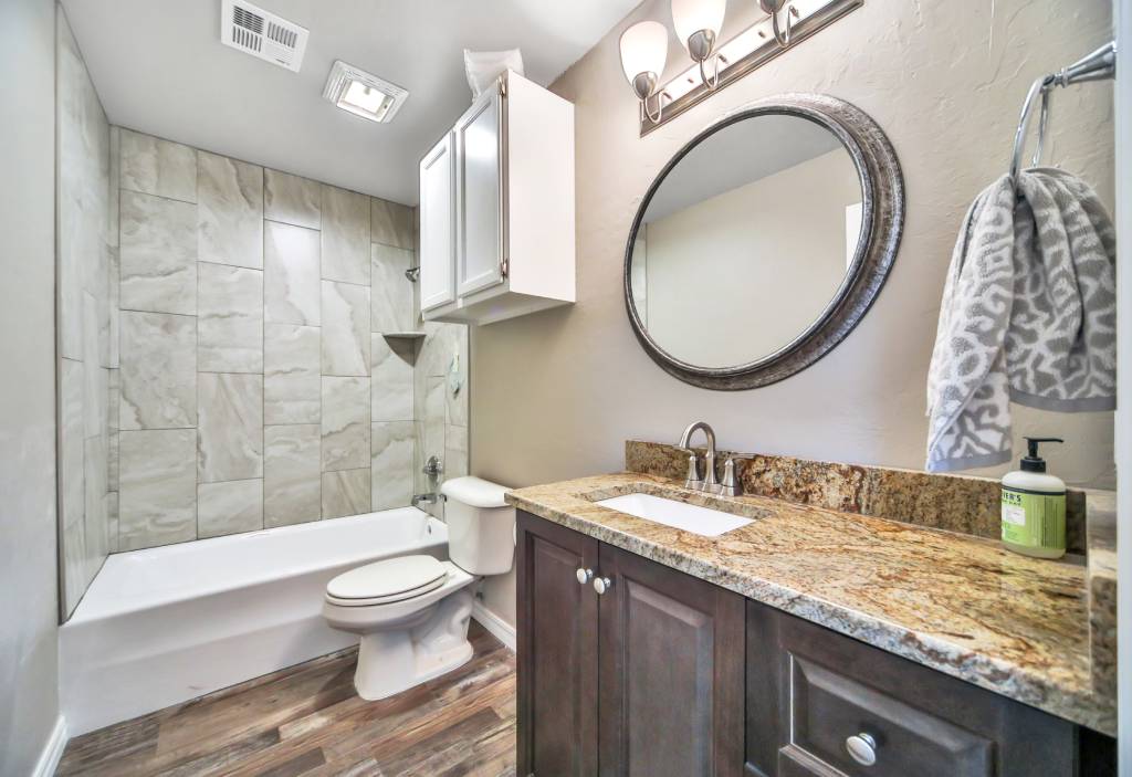 laura-upstairs-bath-2