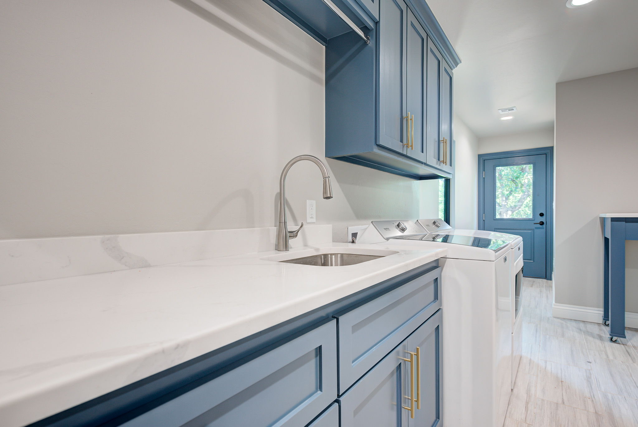 6EA579CD-9EEE-49B5-93E2-3106472BD00E